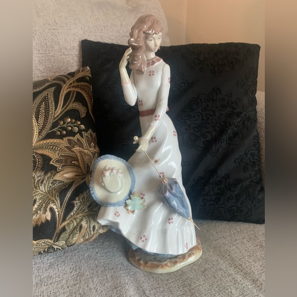 Lladro by Nao Autumn Lady - Picture 1 of 1